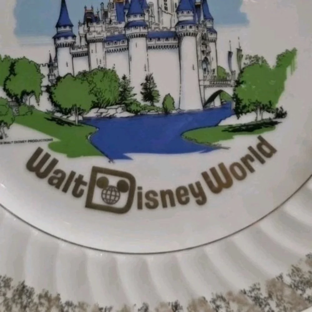 Vintage Walt Disney World Cinderella Castle Souvenir Plate‎ Scalloped Gold Rim